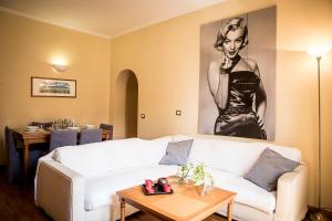 A seating area at Chat&Chill Vatican Apartment