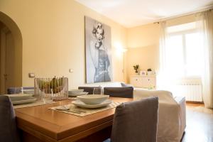 A seating area at Chat&Chill Vatican Apartment