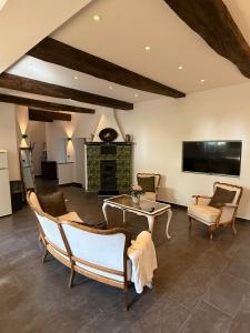 ein Wohnzimmer mit Kamin und Fernseher in der Unterkunft Müllerstube im historischen Müllerhaus in Lübeck