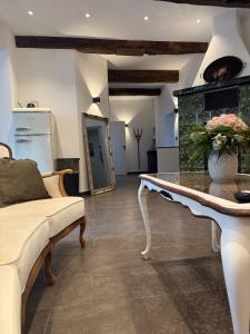 ein Wohnzimmer mit einer Couch und einem Tisch mit Blumen in der Unterkunft Müllerstube im historischen Müllerhaus in Lübeck + 28 Fotos