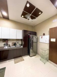 Η κουζίνα ή μικρή κουζίνα στο Shivay family home stay