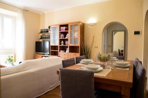 A seating area at Chat&Chill Vatican Apartment