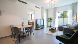 Χώρος καθιστικού στο 4br Prestigious Villa Discounted Parks Tickets