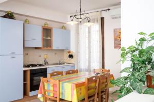 cocina con mesa y sillas en una habitación en I Tre Bagli, en San Vito lo Capo