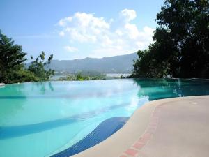 una piscina con agua azul y árboles en Baan Suan Sook Resort, en Chaweng