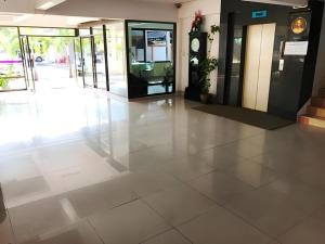 una hall con un grande pavimento piastrellato in un edificio di Premier Hotel Nakhonsrithammarat a Nakhon Si Thammarat