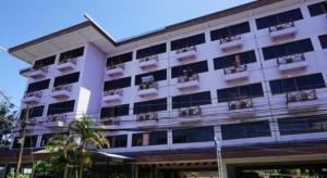 un edificio bianco con balconi sul lato di Premier Hotel Nakhonsrithammarat a Nakhon Si Thammarat