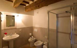 e bagno con lavandino, servizi igienici e doccia. di B&B Cristina a Porto Recanati