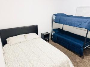 - une chambre avec des lits superposés et une couverture bleue dans l'établissement LRG 1600sqft 4room 2 bath in a quiet neighborhood, à Bakersfield