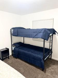 - une chambre avec 2 lits superposés et des draps bleus dans l'établissement LRG 1600sqft 4room 2 bath in a quiet neighborhood, à Bakersfield