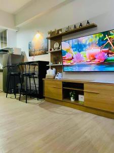 ein Wohnzimmer mit einem großen Flachbildfernseher in der Unterkunft SMDC Park Residences Condo Unit 417 near SM City Sta Rosa in Ibaba
