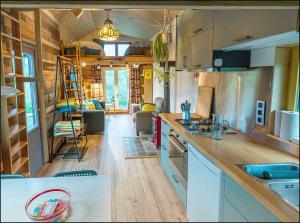 una cocina y sala de estar de una casa pequeña en Tiny House Les Jours Heureux Sejour nature pres de Dinant et des Lacs de l Eau d Heure, en Villers-le-Gambon 48 fotos más
