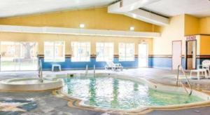 インデペンデンスにあるQuality Inn & Suites Kansas City - Independence I-70 Eastの大きな建物内の大きなスイミングプール