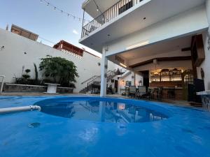 a large blue swimming pool in front of a house at Hotel 305 in Parras de la Fuente