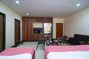 pokój hotelowy z łóżkiem i salonem w obiekcie Open Hotel by Olive - Oceanic Vibes Hotel - RK Beach w mieście Visakhapatnam