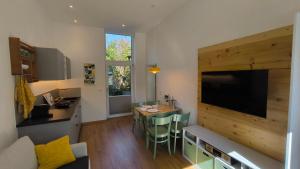 a living room with a kitchen and a table with chairs at Ferienwohnung Schmidmayer in Prien am Chiemsee