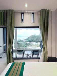 ラブハン・バジョにあるLa Colina Komodo Hotelのベッドルーム1室(ベッド1台付)が備わります。バルコニーの景色を望めます。