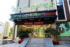 Un edificio con un cartel en el frente. en Vatica Fuzhou West Second Ring Road Xihu Park Hotel, en Fuzhou