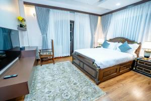 a bedroom with a bed and a table and a chair at Devi Aura Villa in Burhānilkantha