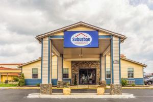 フォートウェインにあるSuburban Studios Fort Wayneの正面に看板がある建物