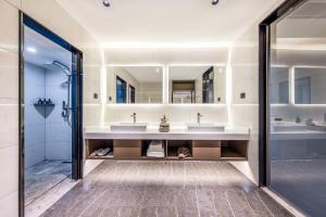 Bilik mandi di GreenTree Eastern Beijing Happy Valley Wangsiying Shuanghe Subway Station Hotel +17 gambar