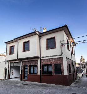 un edificio sul lato di una strada di Crescen House, Rioja Alavesa y descanso a Baños de Ebro Altre 22 foto
