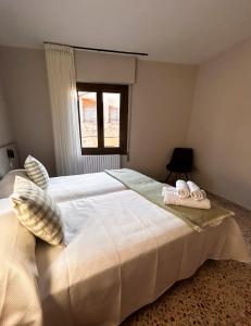 1 dormitorio con 2 camas, toallas y ventana en Crescen House, en pleno corazón de Rioja Alavesa, en Baños de Ebro 25 fotos más