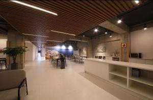 Una gran sala con mesas y sillas en un edificio. en 파미유호텔, en Taeban-dong