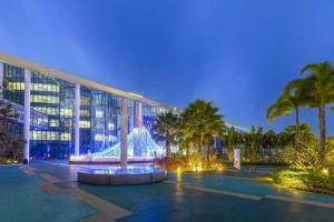 a large building with a fountain in front of it at Beluga Sanya Discovery Ocean World in Shangsimacun