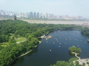 una vista aérea de un lago con barcos en él en 7 Days Inn·Zhuzhou Railway Station Gongxiao Plaza, en Zhuzhou
