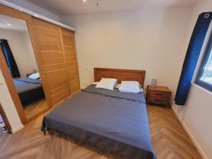 Un dormitorio con una cama y un gran armario de madera. en Villa Venus, en Mahina