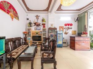 a living room filled with furniture and a table at OYO 898 Phuong Thao Hotel in Nha Trang