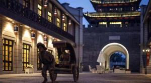 南通市にあるAtour Hotel Nantong Langshan Scenic Areaの馬車に乗った男性を押す男性の像