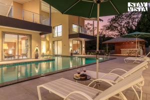 Bazén v ubytování The Den by Vieda - Part of StayVista nebo v jeho okolí