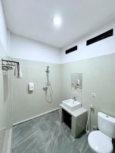ラブハン・バジョにあるLa Colina Komodo Hotelのシャワー、トイレ、洗面台を備えたバスルーム