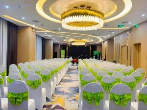 a row of white chairs in a banquet hall at Khach san Toan Thang Stone in Vinh +233 photos