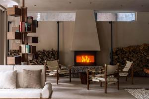 Χώρος καθιστικού στο Qifeng Mountain Hidden Light Luxury Courtyard Hotel - Fenghuang Ancient City Nanhuamen