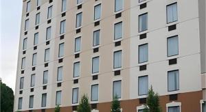 サドル・ブルックにあるGarden Plaza Hotelのたくさんの窓がある背の高い白い建物
