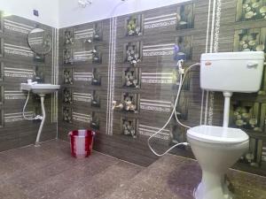 Ένα μπάνιο στο Leo residency INN SIRUMALAI +7 φωτογραφίες