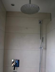 Un baño con ducha y luz. en Skyline-Blick, en Falkenstein 17 fotos más