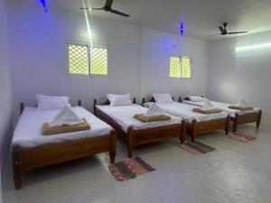 Ένα ή περισσότερα κρεβάτια σε δωμάτιο στο Leo residency INN SIRUMALAI