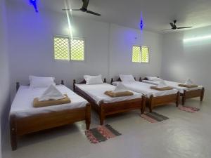 Ένα ή περισσότερα κρεβάτια σε δωμάτιο στο Leo residency INN SIRUMALAI