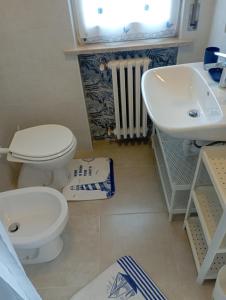 a bathroom with a toilet and a sink at Alloggio San Francesco in Peschiera del Garda