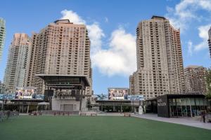 un parque en una ciudad con edificios altos en Luxury 2BR 2BA Penthouse by Celebration Sq YYZ UFT, en Mississauga