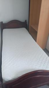 1 cama en un dormitorio en Neron, en Grębocin
