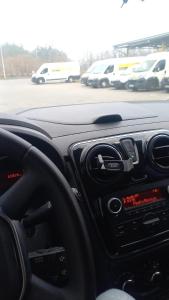 una vista del salpicadero de un coche en Neron, en Grębocin