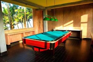 ベルワラにあるOYO 246 Roy Villa Beach Hotelの部屋の真ん中にあるビリヤード台