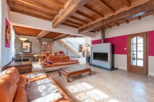 a living room with a couch and a fireplace at Maison avec piscine in Marciac