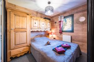 a bedroom with a bed with two pillows on it at Chalet Refuge Loup Blanc Valfréjus in Valfréjus