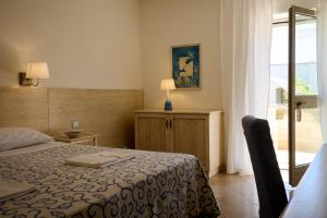 Un dormitorio con una cama y una puerta corrediza de vidrio. en Masseria Torre Del Diamante, en Torre Canne